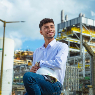 Andreas Graubach em um canteiro de obras industrial